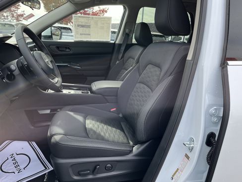 New 2025 Nissan Pathfinder SV w/ SV Premium Package image 14