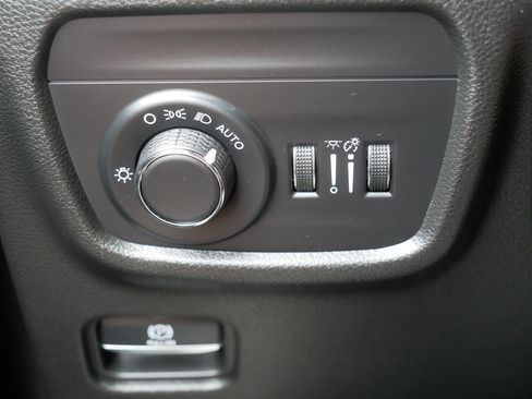 Used 2023 Jeep Grand Cherokee Laredo w/ Luxury Tech Group I AWD/4WD image 26