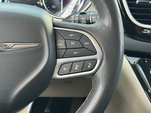 Used 2022 Chrysler Pacifica Touring-L FWD image 21