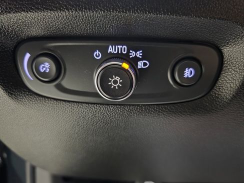 Used 2021 Chevrolet Traverse LT image 36