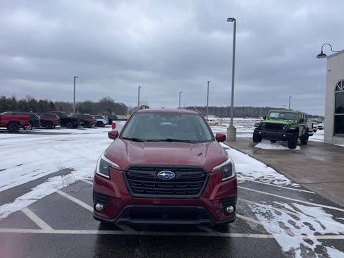 Used 2023 Subaru Forester Premium image 5