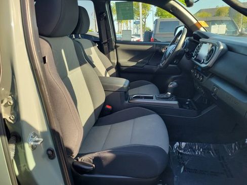 Used 2022 Toyota Tacoma TRD Off-Road w/ Technology Package RWD image 17