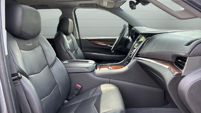 Used 2019 Cadillac Escalade Luxury w/ Escalade Sport Edition AWD/4WD image 23