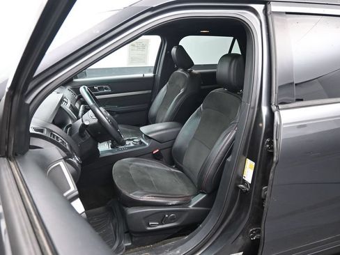 Used 2018 Ford Explorer XLT w/ Equipment Group 202A AWD/4WD image 17