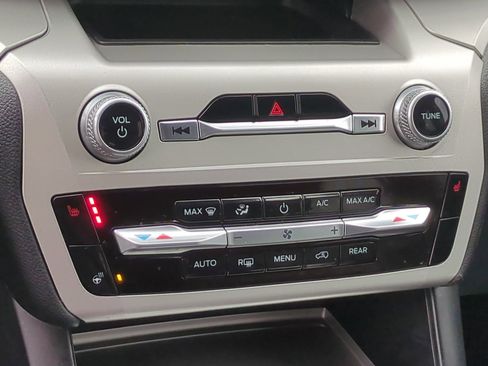 Used 2022 Ford Explorer XLT w/ Equipment Group 202A image 23