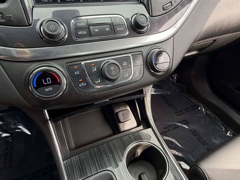 Used 2019 Chevrolet Impala LT FWD image 13