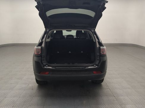 Used 2017 Jeep Compass Latitude FWD image 29
