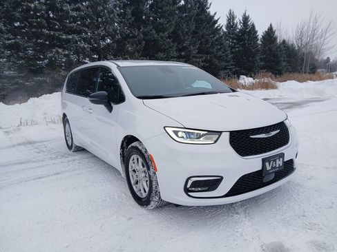 New 2026 Chrysler Pacifica Select image 1