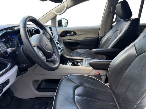 Used 2023 Chrysler Pacifica Limited image 9