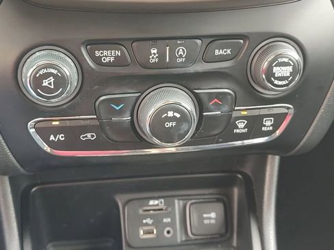 Used 2016 Jeep Cherokee Latitude FWD image 16