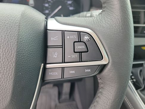 Used 2025 Toyota Sienna XLE w/ XLE Plus Package FWD image 22