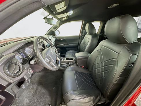 Used 2016 Toyota Tacoma TRD Sport w/ Towing Package image 13