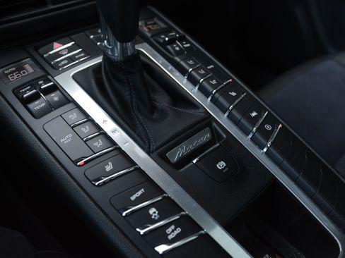 Certified 2019 Porsche Macan AWD/4WD image 24