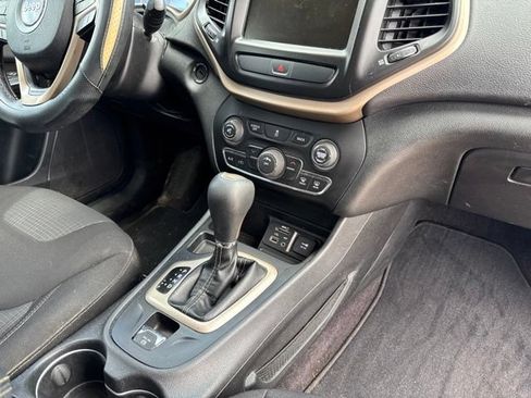 Used 2017 Jeep Cherokee Latitude FWD image 9