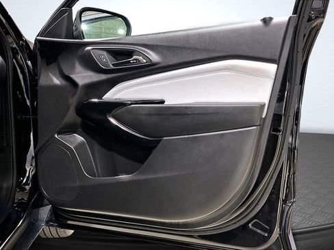 Used 2025 Chevrolet Trax LT image 25