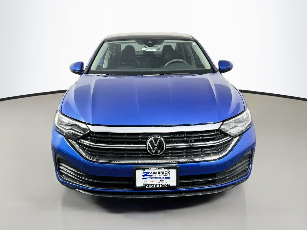 Used 2024 Volkswagen Jetta SE w/ Panoramic Sunroof Package FWD image 2