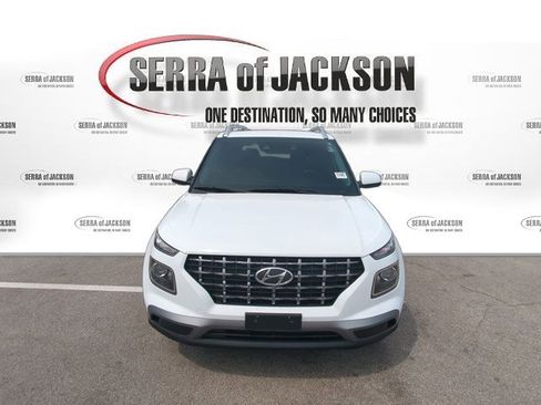 Used 2022 Hyundai Venue SEL FWD image 3