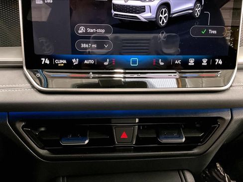 Used 2025 Volkswagen Tiguan SE image 33