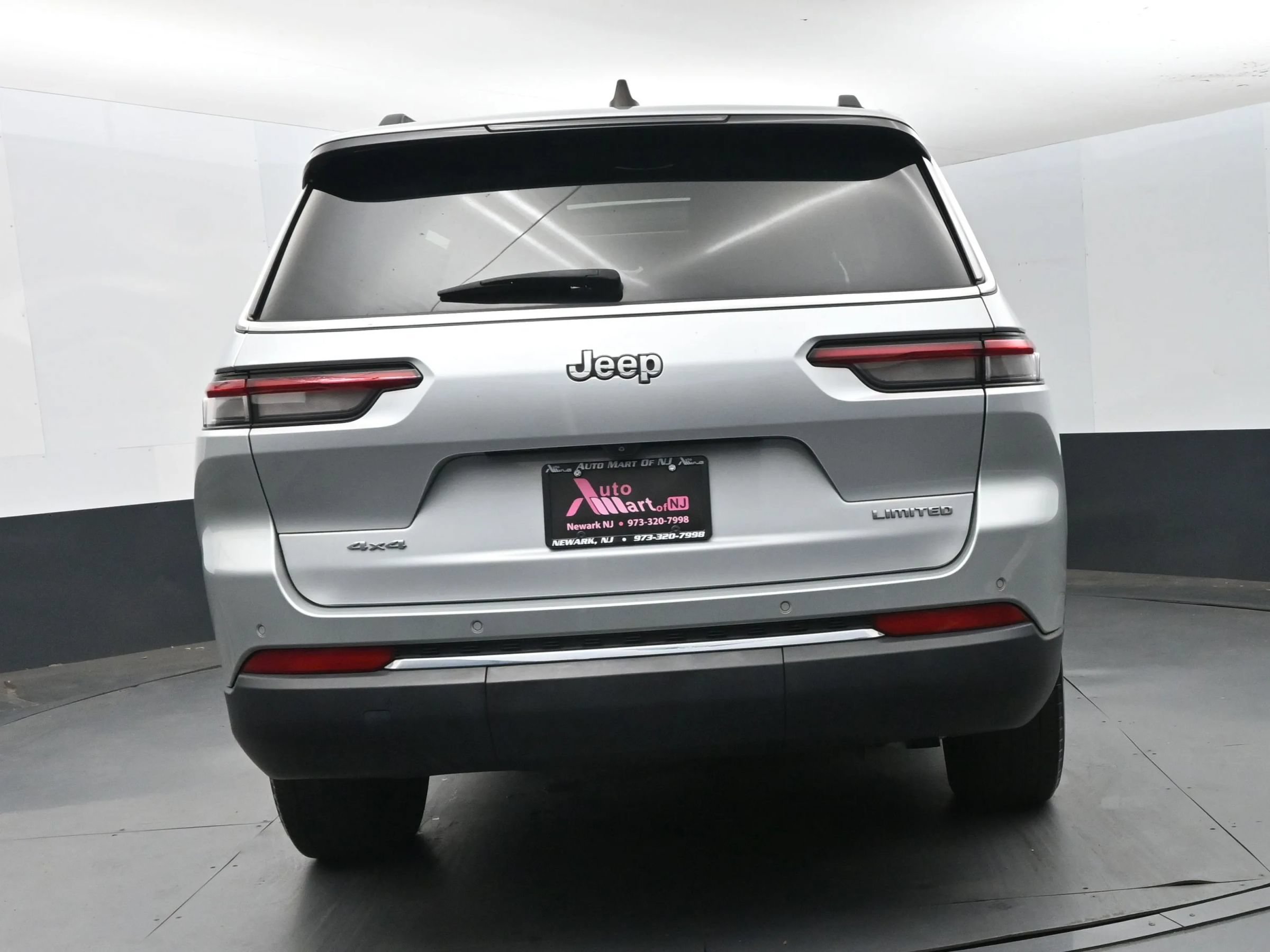 Used 2023 Jeep Grand Cherokee L Limited AWD/4WD image 6
