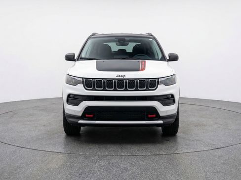 Used 2025 Jeep Compass Trailhawk image 2