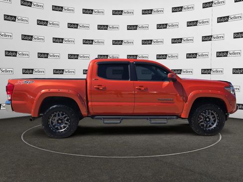 Used 2017 Toyota Tacoma SR5 w/ Tow Package image 7