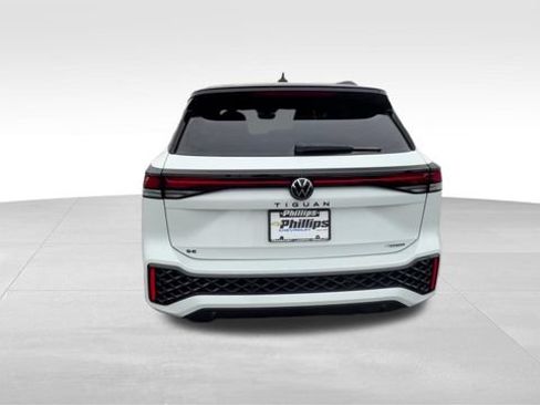 Used 2025 Volkswagen Tiguan SE R-Line AWD/4WD image 5