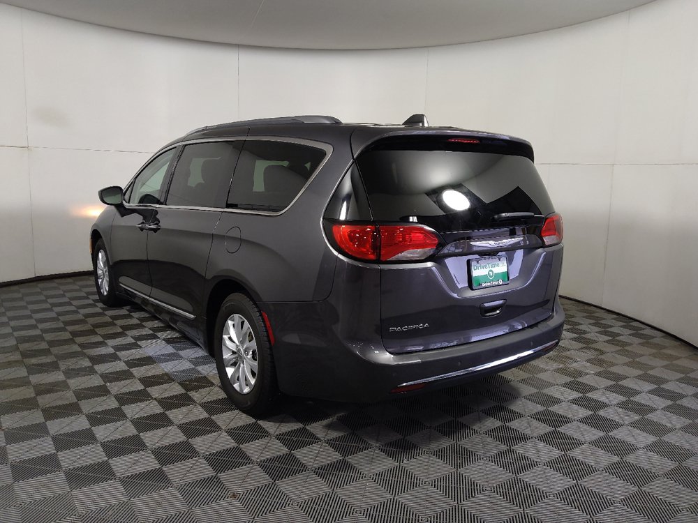 Used 2018 Chrysler Pacifica Touring-L FWD image 5