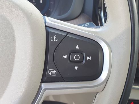 Certified 2022 Volvo XC60 B5 Momentum image 20