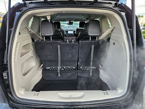 Used 2024 Chrysler Pacifica Touring-L image 11