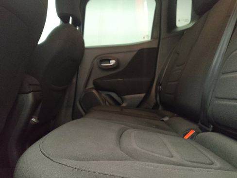 Used 2021 Jeep Renegade Latitude FWD image 18