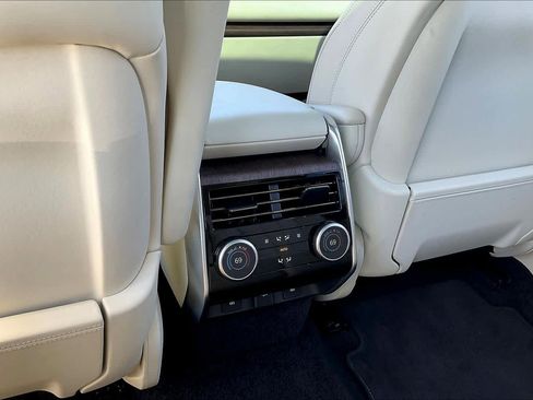 Used 2023 Land Rover Range Rover Long Wheelbase SE image 36