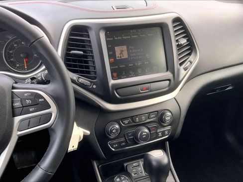 Used 2017 Jeep Cherokee Trailhawk image 6