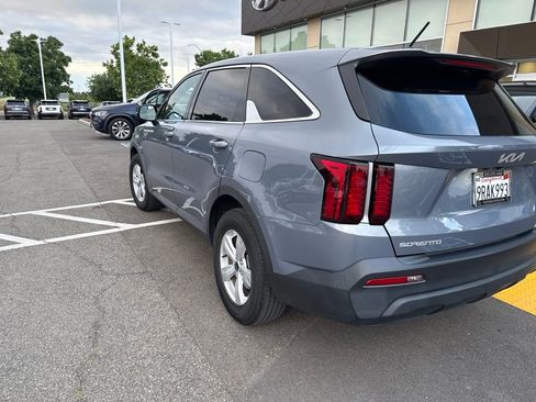 Used 2023 Kia Sorento LX FWD image 3
