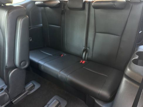 Used 2025 Toyota Highlander XLE FWD image 14