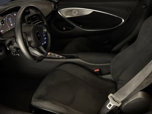 Used 2025 McLaren Artura RWD image 4