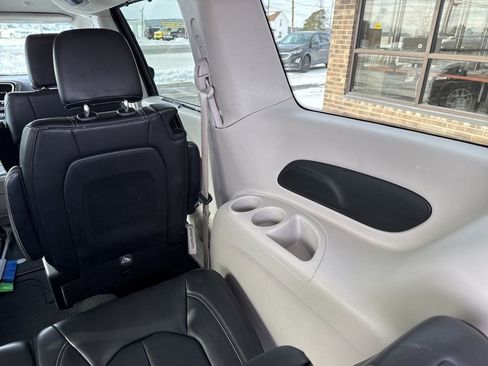 Used 2024 Chrysler Pacifica Touring-L image 18