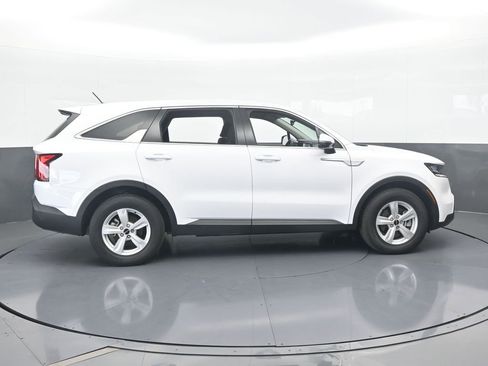 Used 2023 Kia Sorento LX image 7