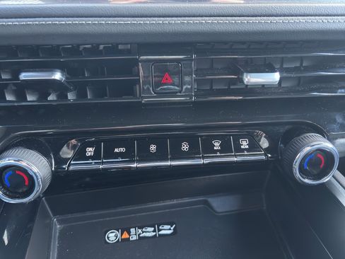 Used 2025 Chevrolet Suburban Z71 image 26