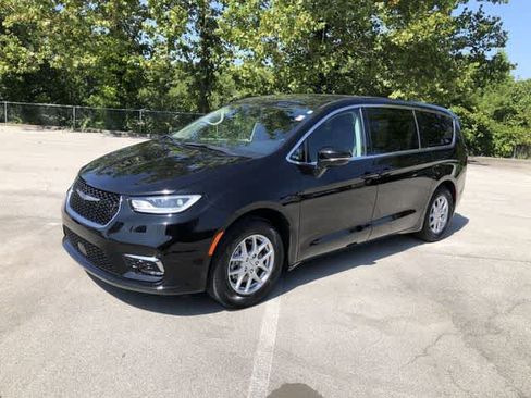 Certified 2024 Chrysler Pacifica Touring-L FWD image 2