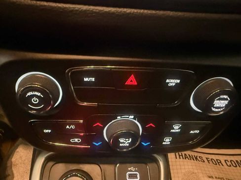 Certified 2021 Jeep Compass Latitude image 33