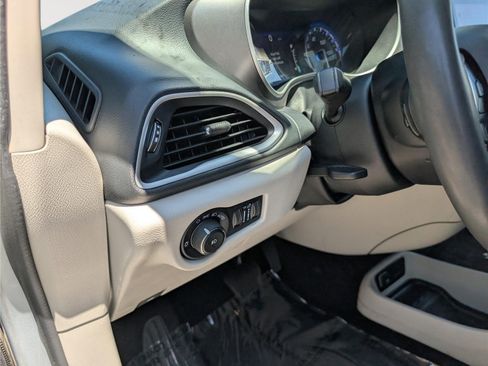 Used 2023 Chrysler Pacifica Touring-L FWD image 21