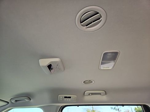 Used 2025 Kia Carnival EX image 12