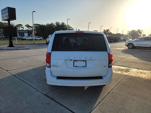 Used 2020 Dodge Grand Caravan SXT FWD image 4