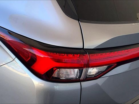 Used 2023 Mitsubishi Outlander SE image 28