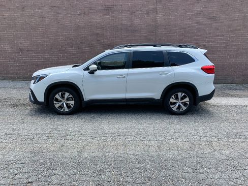 Used 2024 Subaru Ascent Premium w/ Convenience Package AWD/4WD image 2