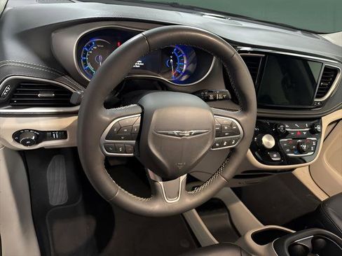 Used 2024 Chrysler Pacifica Select image 21