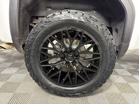 Used 2025 GMC Sierra 1500 SLT image 13