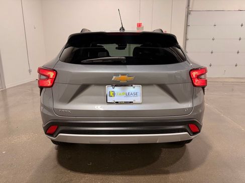 Used 2025 Chevrolet Trax LT FWD image 6