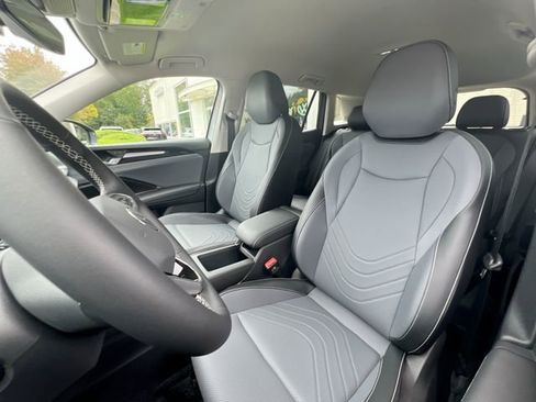 New 2025 Volkswagen Tiguan SE image 11