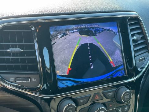 Used 2019 Jeep Grand Cherokee Laredo image 18